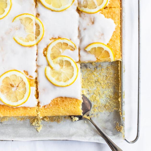 Zitronenblechkuchen mit Guss einfach selber backen