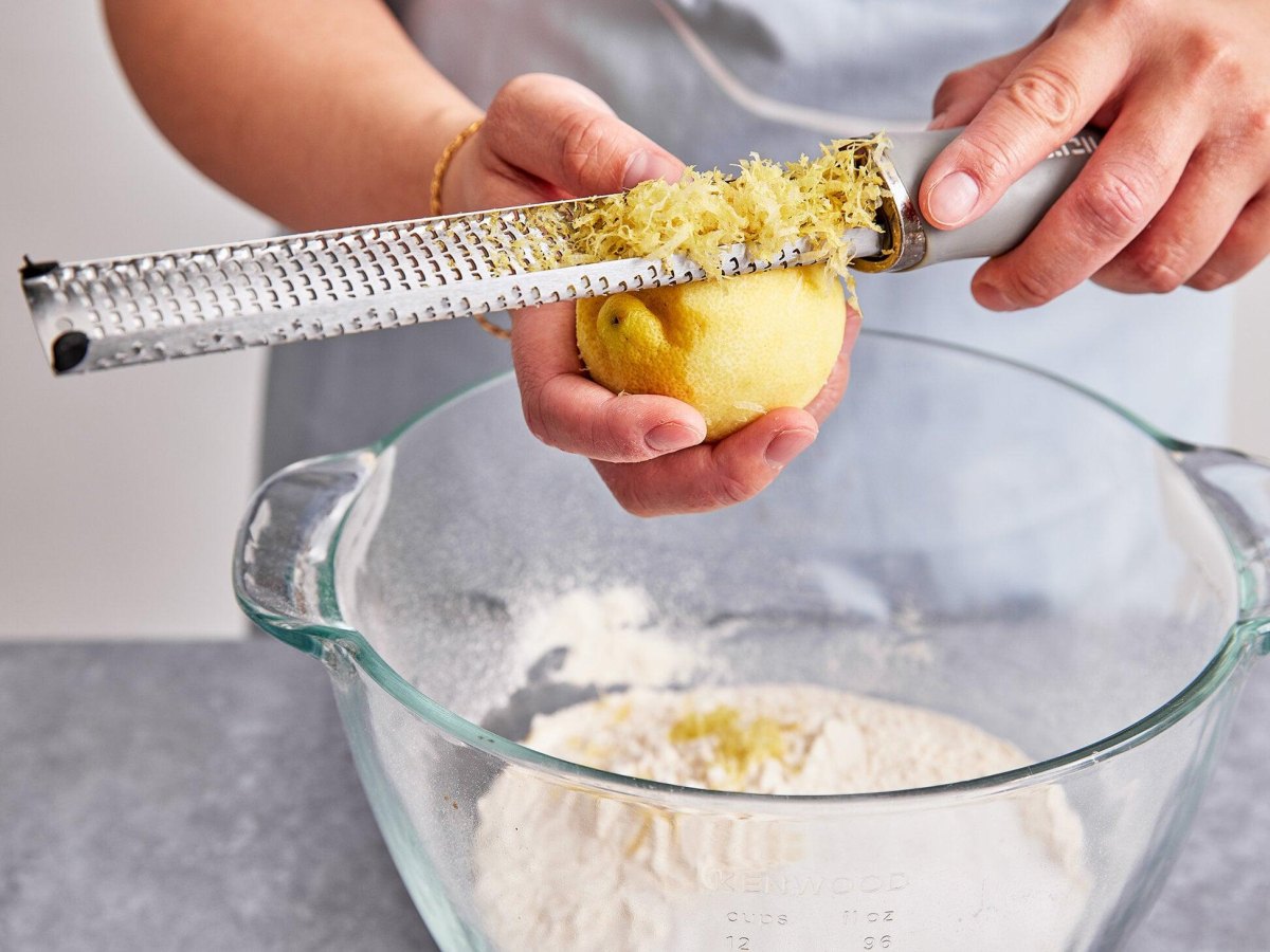 Zitronenschale mit Reibe