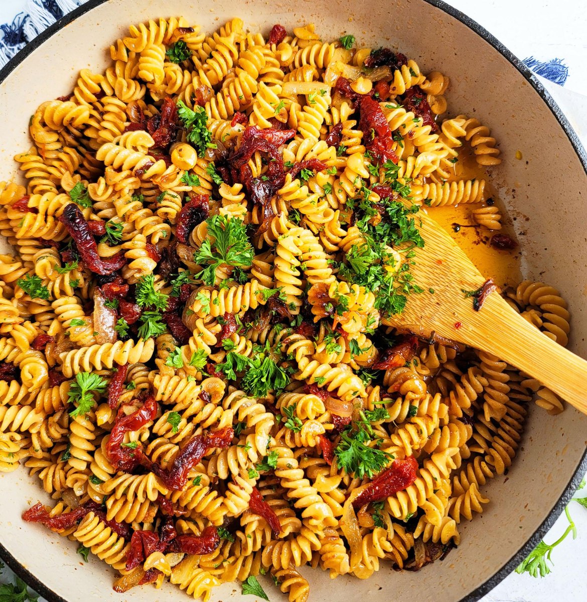 Zubereitung veganer Tomaten Pasta