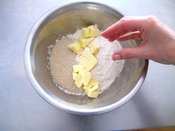 Streuselteig aus Butter Mehl Zucker