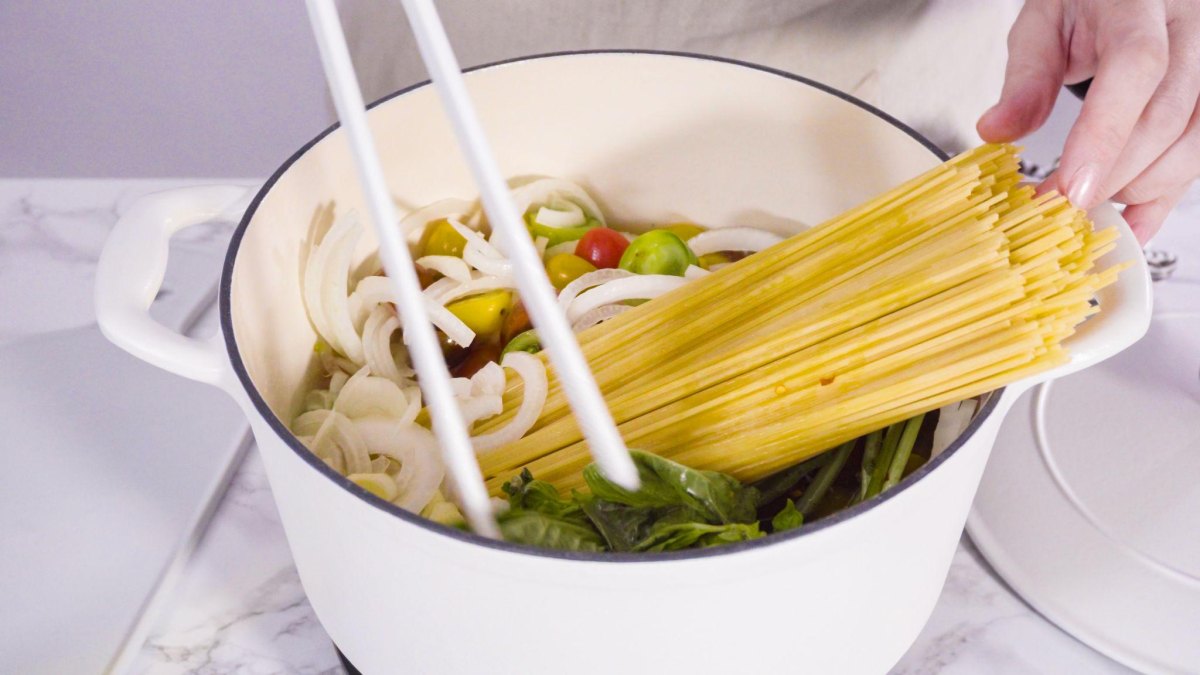 One Pot Pasta Zubereitung im Topf