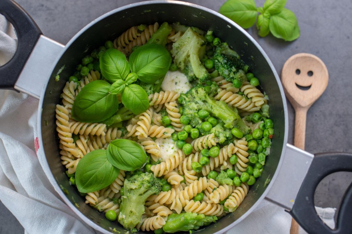 One Pot Pasta mit Brokkoli und Erbsen einfach kochen