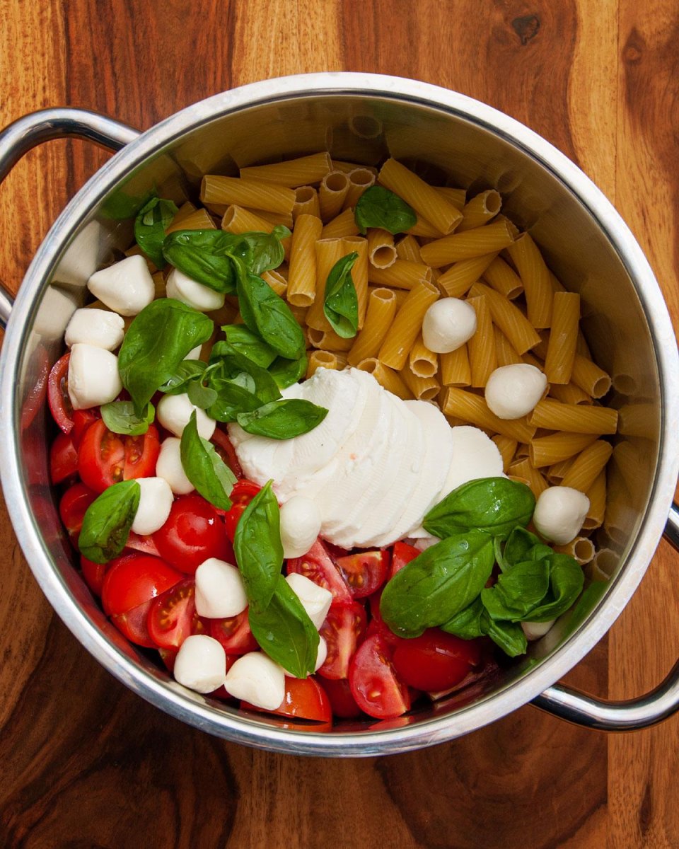 One Pot Pasta mit Tomate und Mozzarella einfach kochen